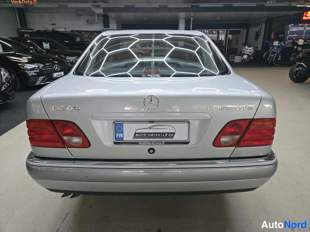 Hopea Mercedes-Benz E 200 1998, takaa, kuva 6