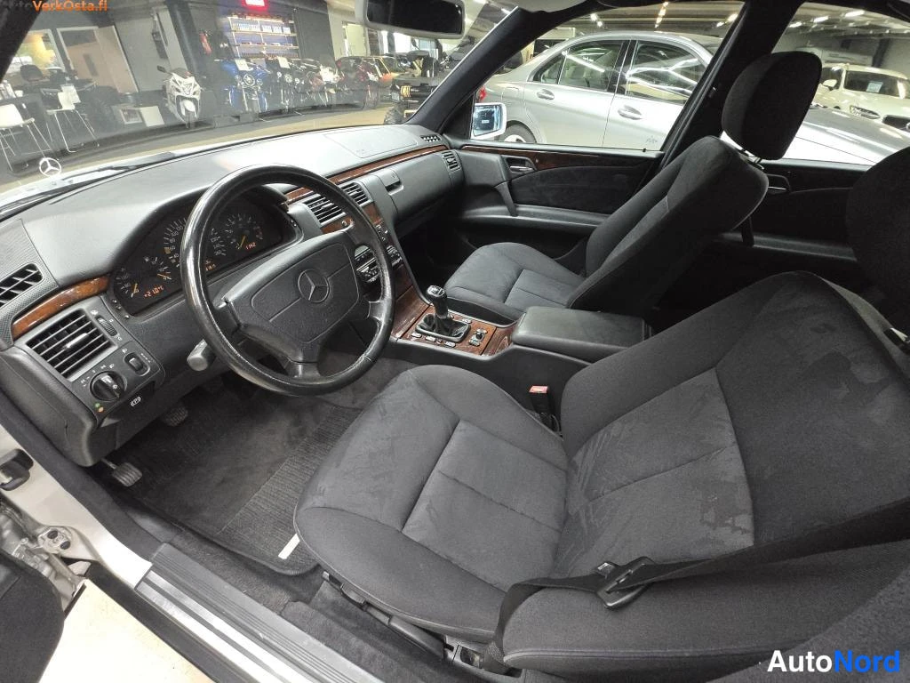 Hopea Mercedes-Benz E 200 1998, ohjaamo, kuva 7