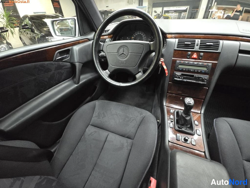 Hopea Mercedes-Benz E 200 1998, ohjaamo, kuva 8