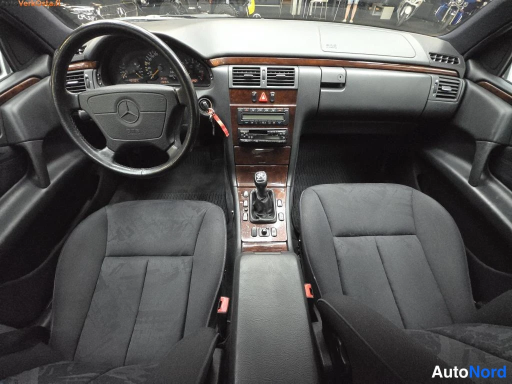 Hopea Mercedes-Benz E 200 1998, ohjaamo, kuva 9