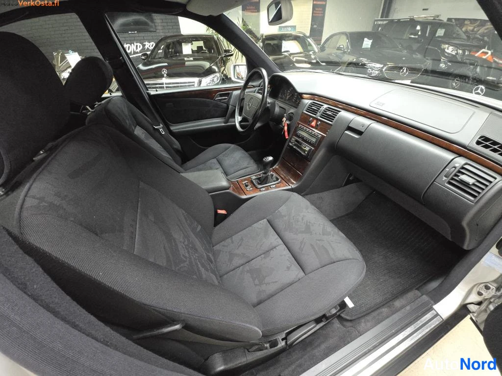 Hopea Mercedes-Benz E 200 1998, ohjaamo, kuva 10