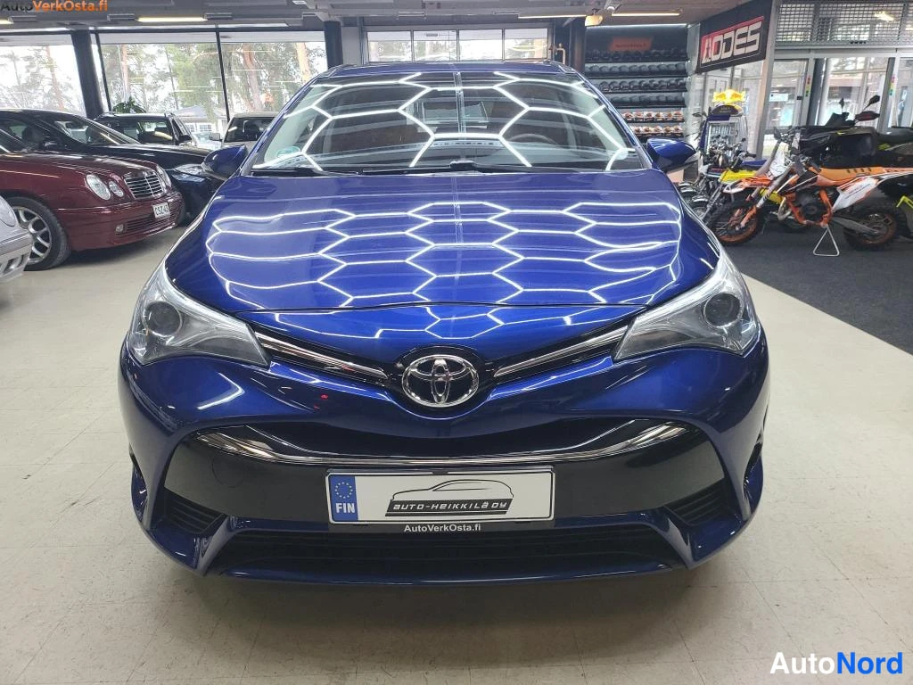 Sininen Toyota Avensis 2016, edestä, kuva 5