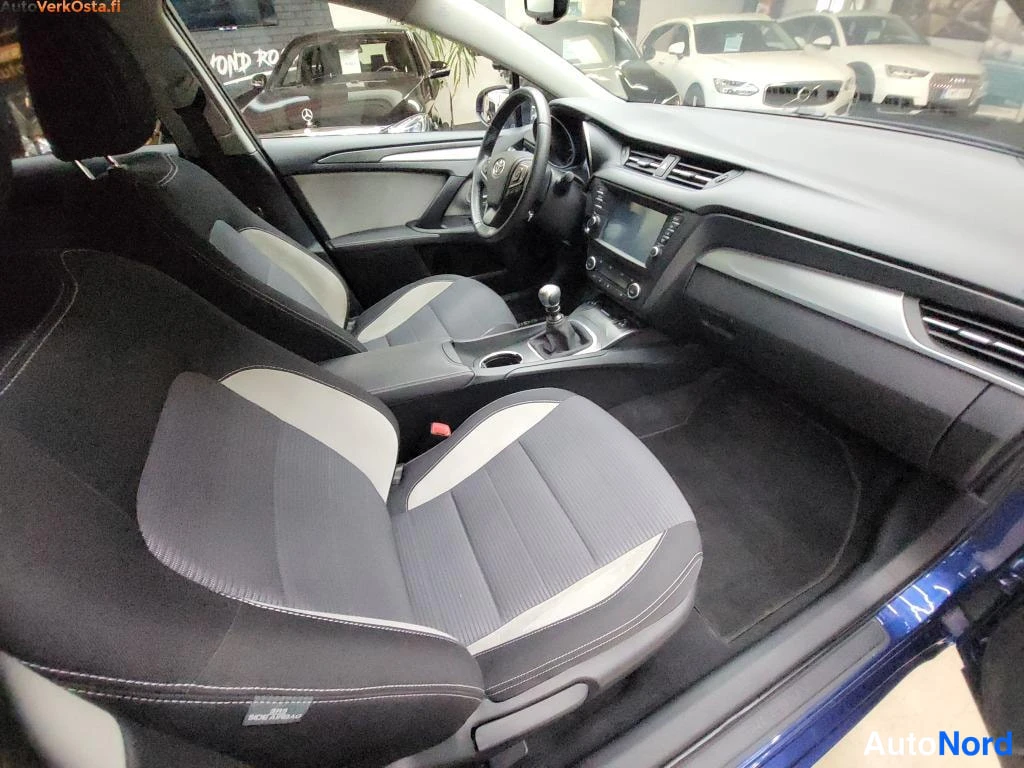 Sininen Toyota Avensis 2016, etuistuimet, kuva 22