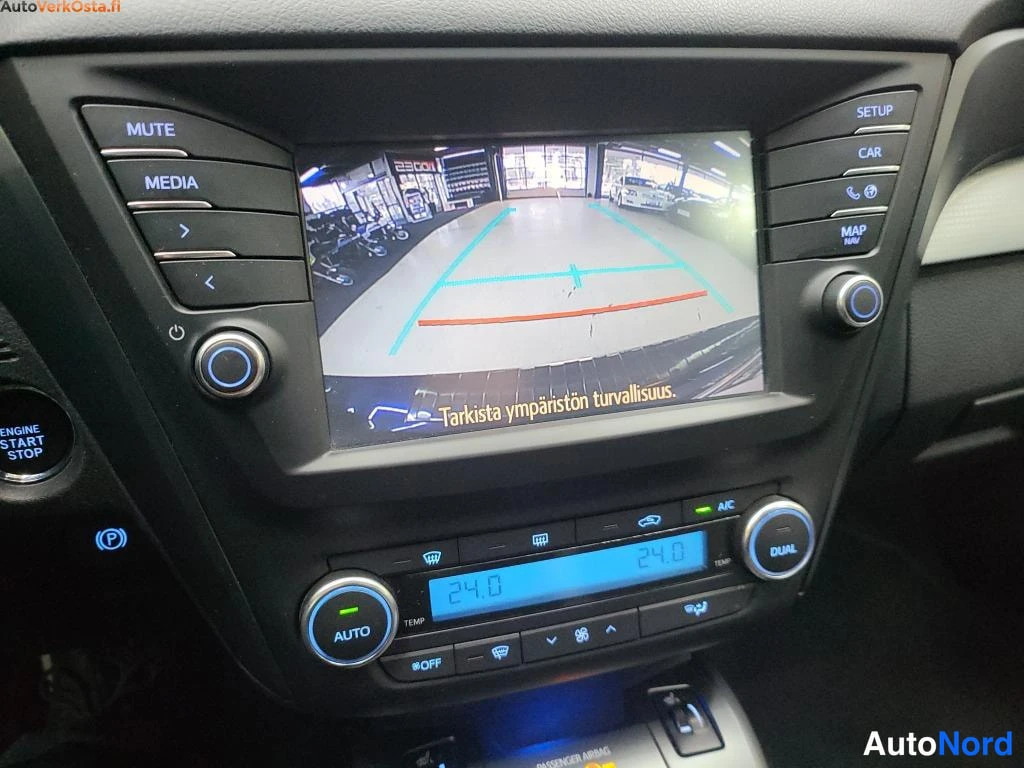 Sininen Toyota Avensis 2016, ohjaamo, kuva 19