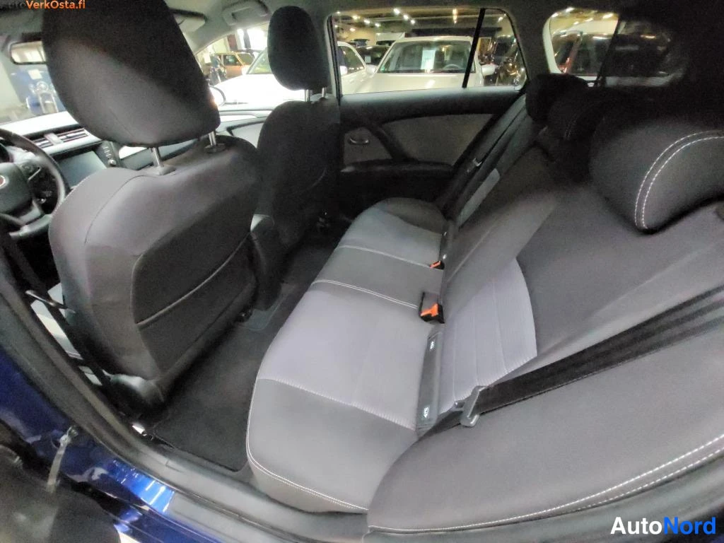 Sininen Toyota Avensis 2016, takaistuimet, kuva 25