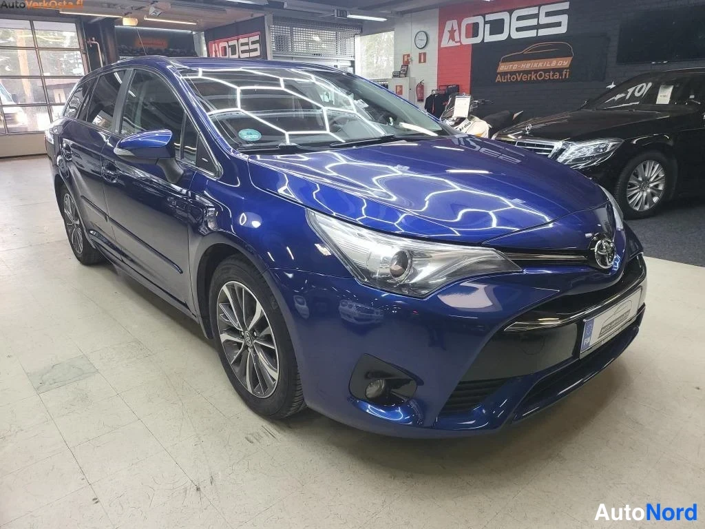 Sininen Toyota Avensis 2016, etuviisto, keula oikealle, kuva 3