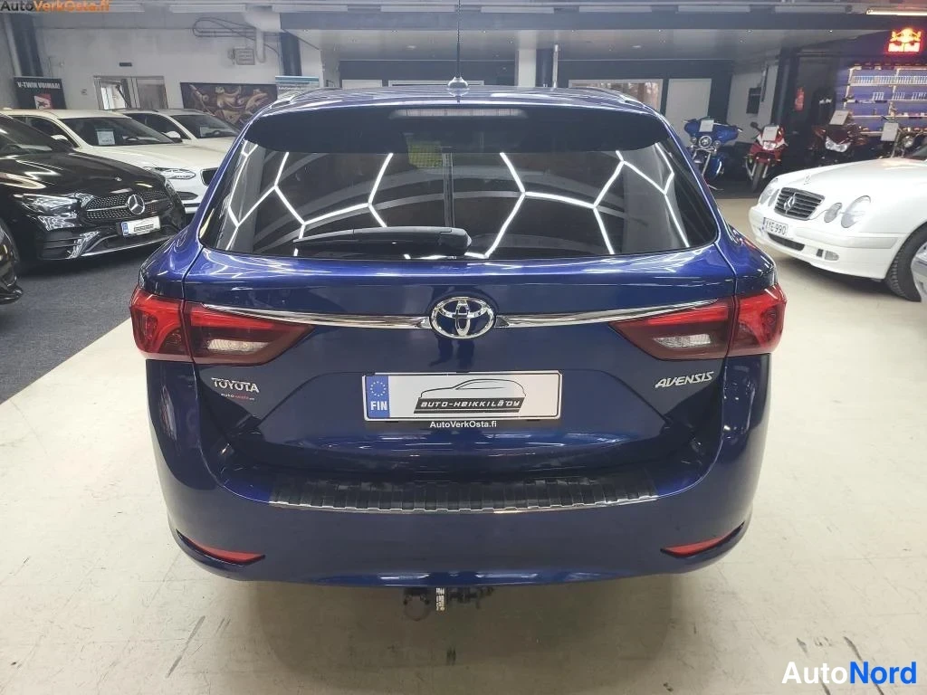 Sininen Toyota Avensis 2016, takaa, kuva 12