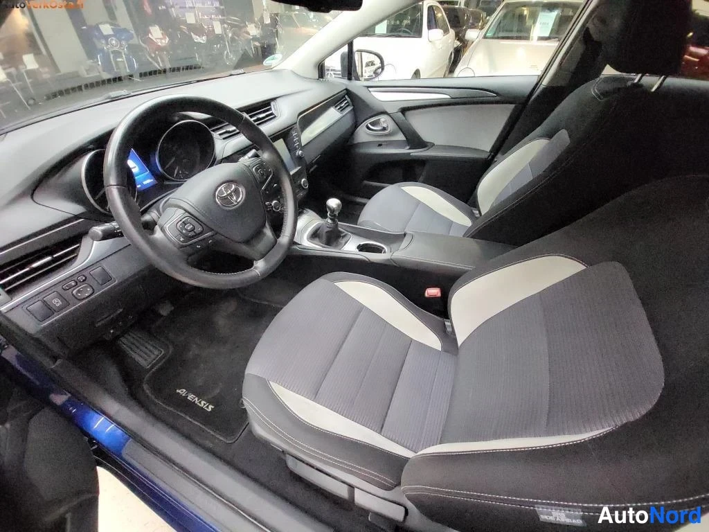Sininen Toyota Avensis 2016, ohjaamo, kuva 13