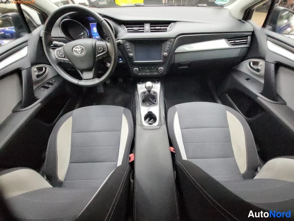 Sininen Toyota Avensis 2016, etuistuimet, kuva 23