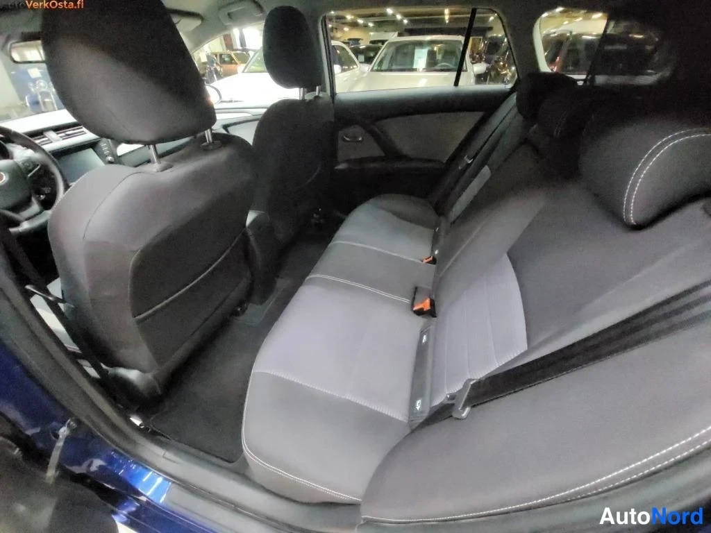 Sininen Toyota Avensis 2016, takaistuimet, kuva 27