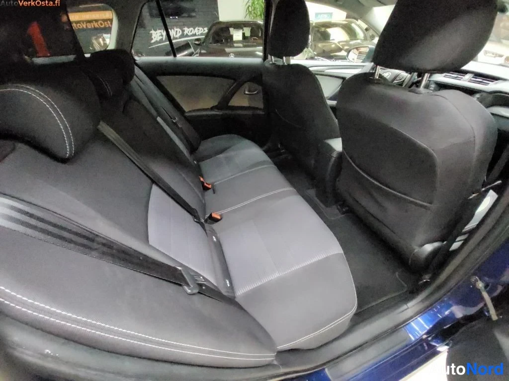 Sininen Toyota Avensis 2016, takaistuimet, kuva 28