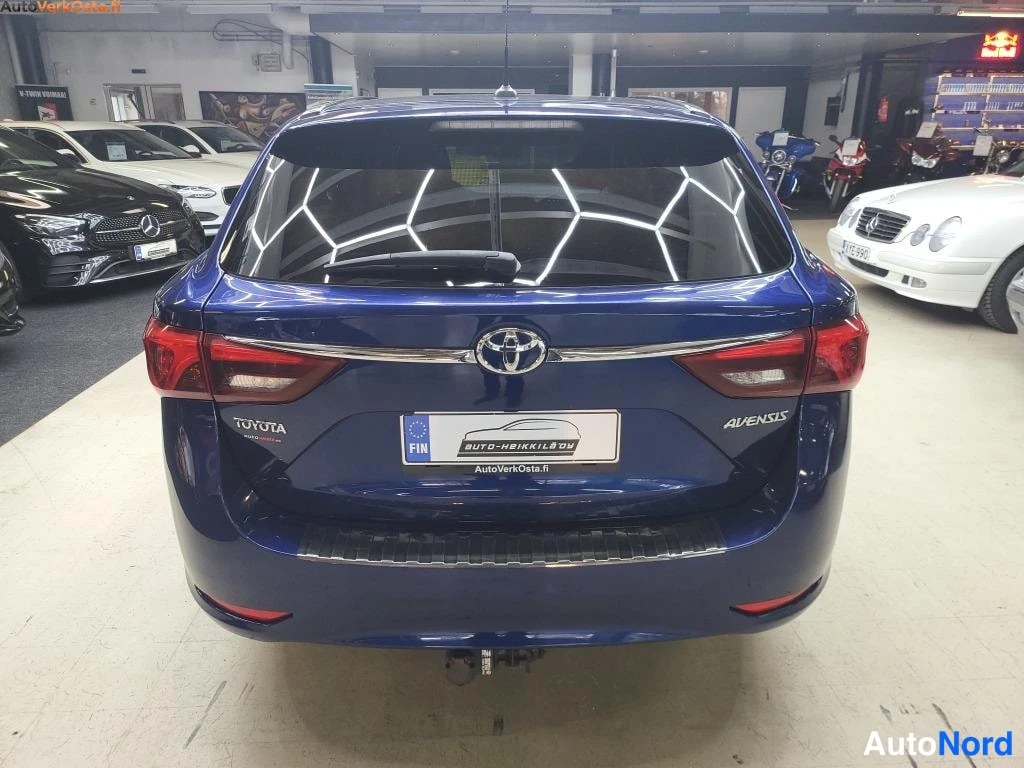 Sininen Toyota Avensis 2016, takaa, kuva 11