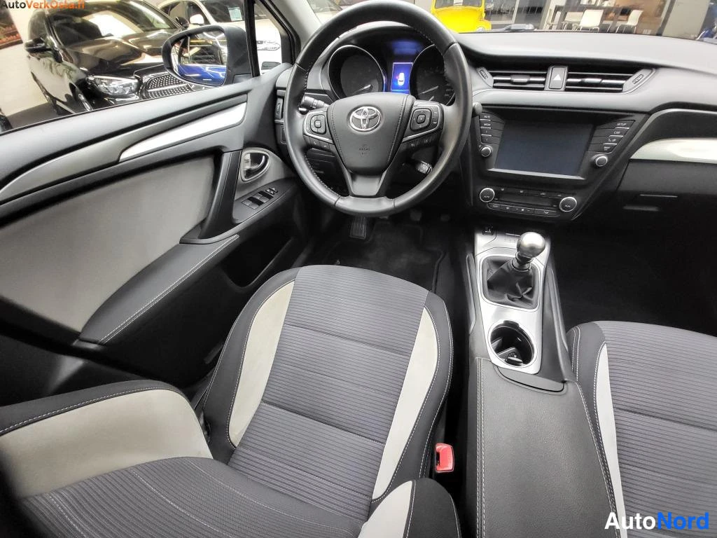 Sininen Toyota Avensis 2016, ohjaamo, kuva 16
