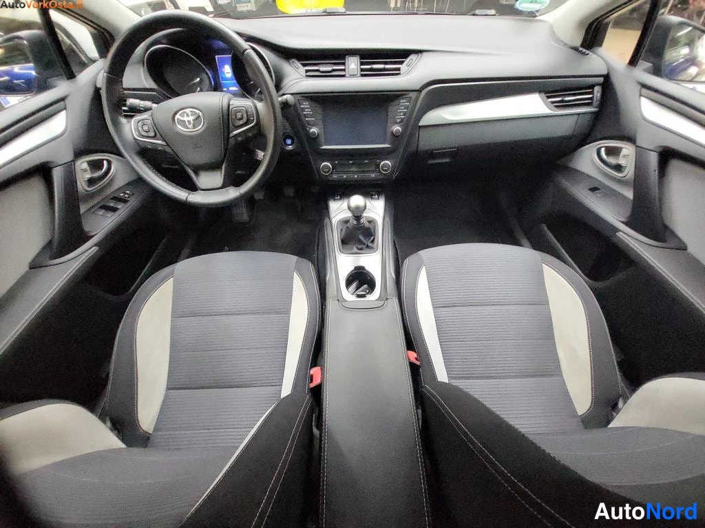 Sininen Toyota Avensis 2016, ohjaamo, kuva 17
