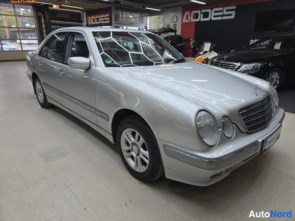 Harmaa Mercedes-Benz E 220 CDI 2000, etuviisto, keula oikealle, kuva 2