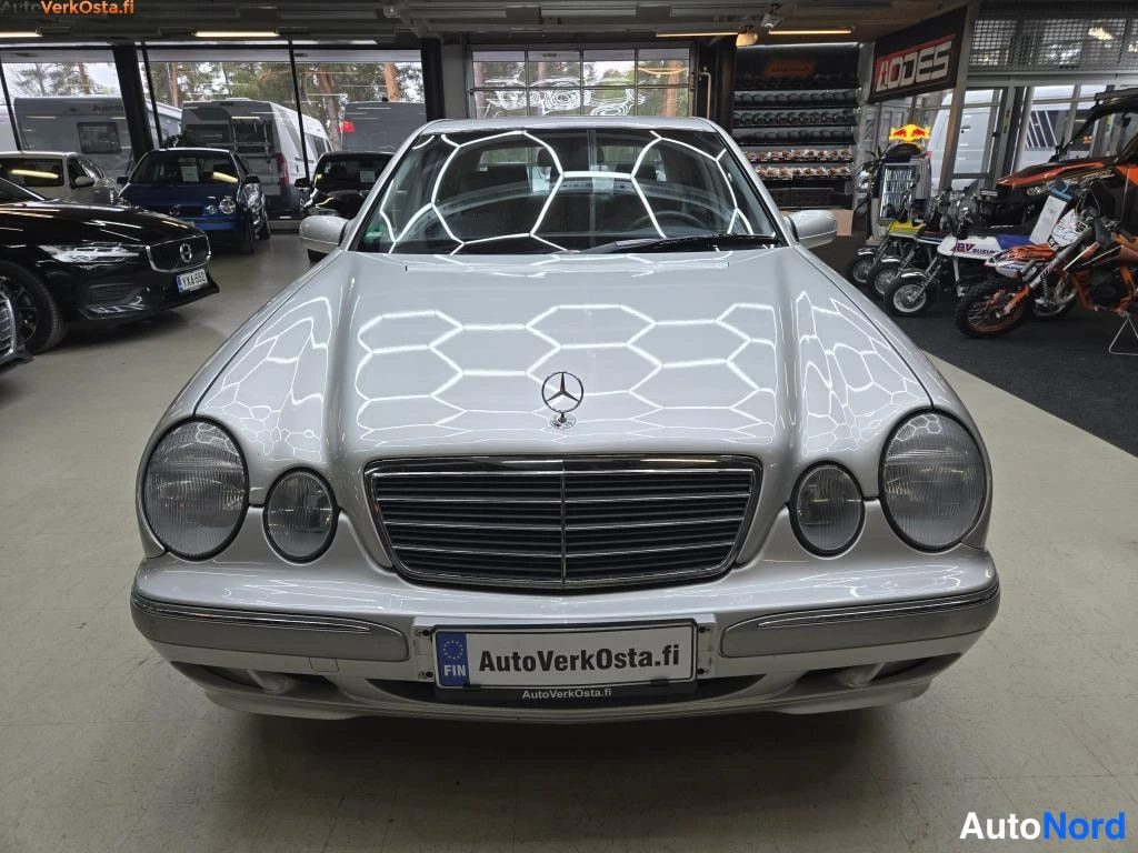 Harmaa Mercedes-Benz E 220 CDI 2000, edestä, kuva 3