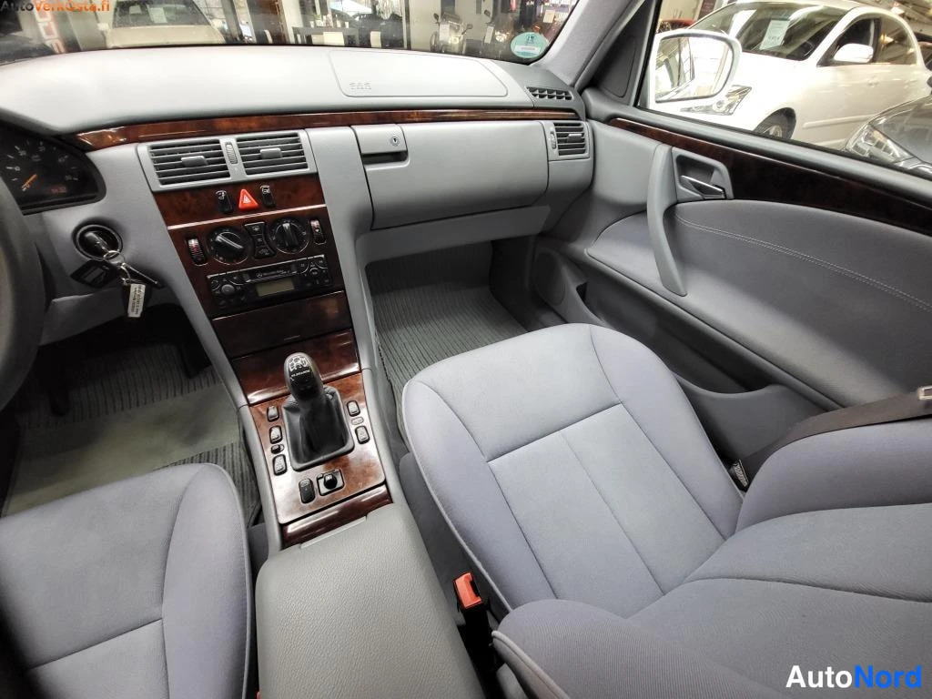 Harmaa Mercedes-Benz E 220 CDI 2000, ohjaamo, kuva 11