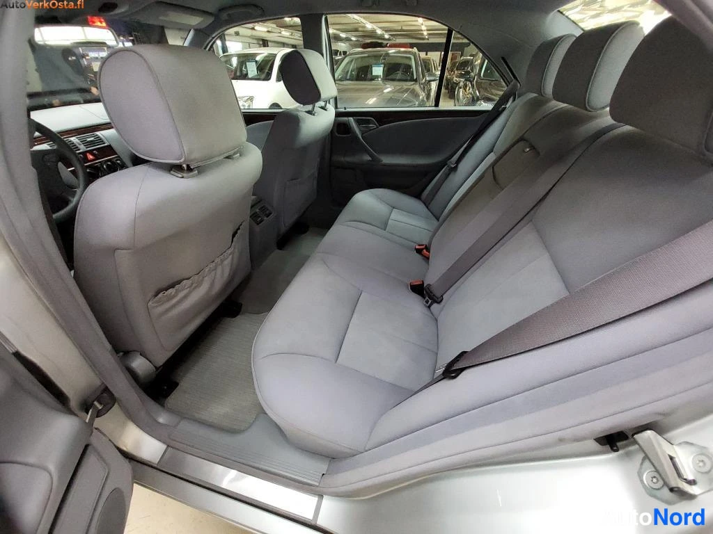 Harmaa Mercedes-Benz E 220 CDI 2000, takaistuimet, kuva 13