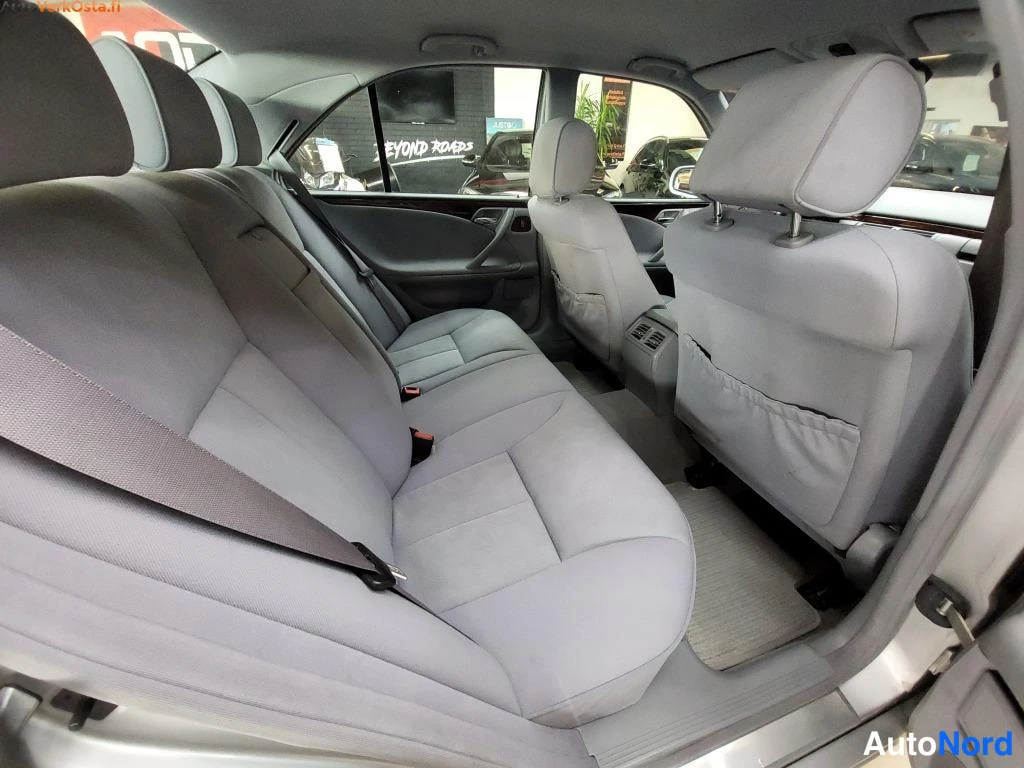Harmaa Mercedes-Benz E 220 CDI 2000, takaistuimet, kuva 12