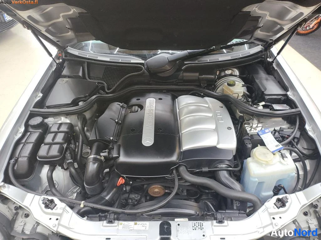 Harmaa Mercedes-Benz E 220 CDI 2000, moottoritila, kuva 15