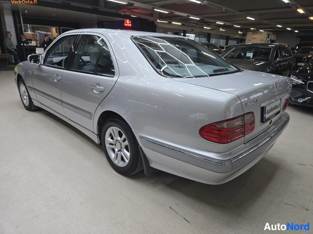 Harmaa Mercedes-Benz E 220 CDI 2000, takaviisto, kuva 4