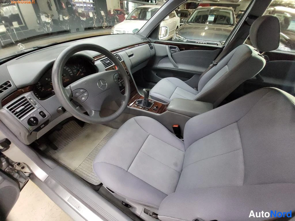 Harmaa Mercedes-Benz E 220 CDI 2000, ohjaamo, kuva 7