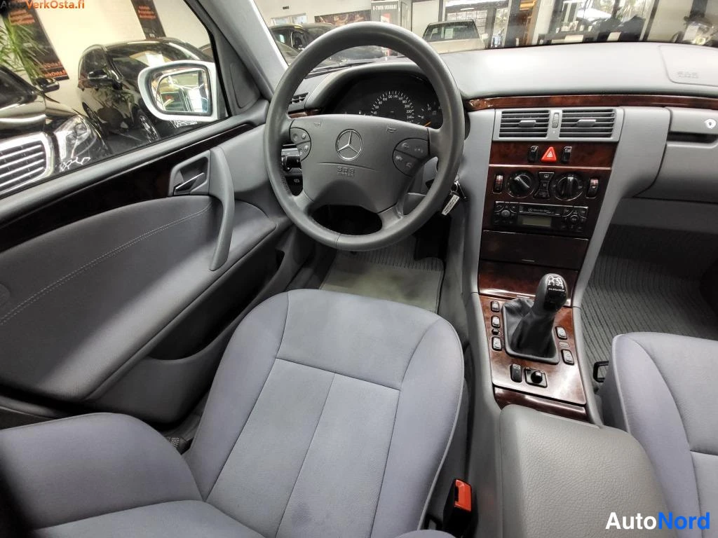 Harmaa Mercedes-Benz E 220 CDI 2000, ohjaamo, kuva 8