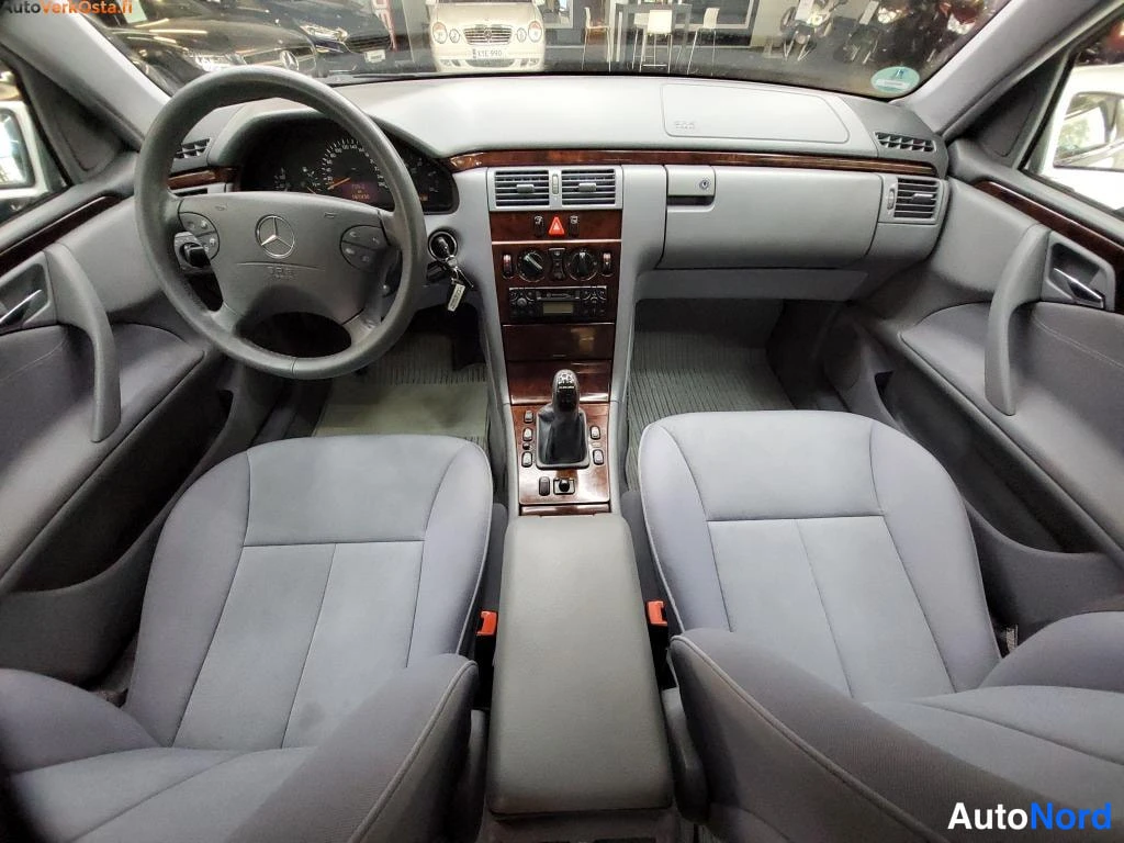 Harmaa Mercedes-Benz E 220 CDI 2000, ohjaamo, kuva 9