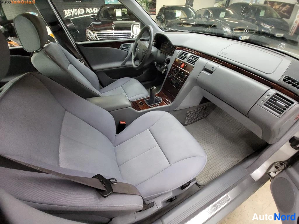 Harmaa Mercedes-Benz E 220 CDI 2000, ohjaamo, kuva 10