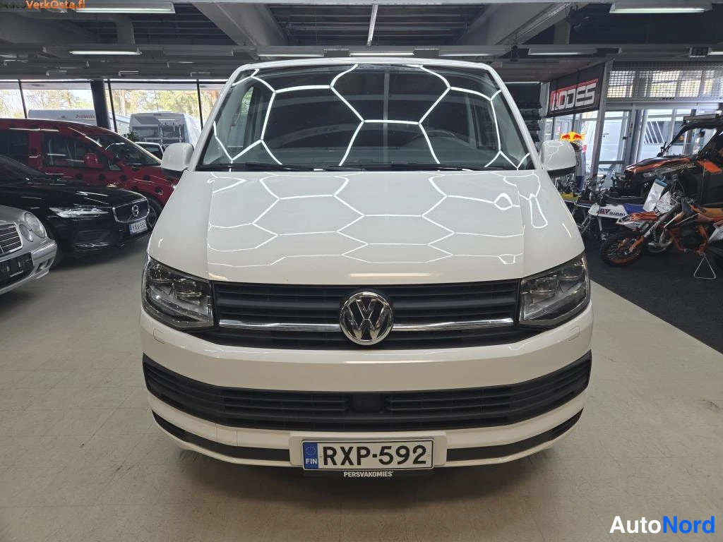 Valkoinen Volkswagen Transporter 2016, edestä, kuva 3