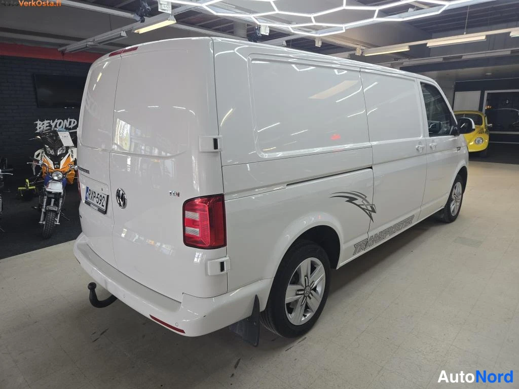Valkoinen Volkswagen Transporter 2016, takaviisto, kuva 5