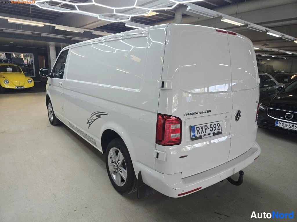 Valkoinen Volkswagen Transporter 2016, takaviisto, kuva 4