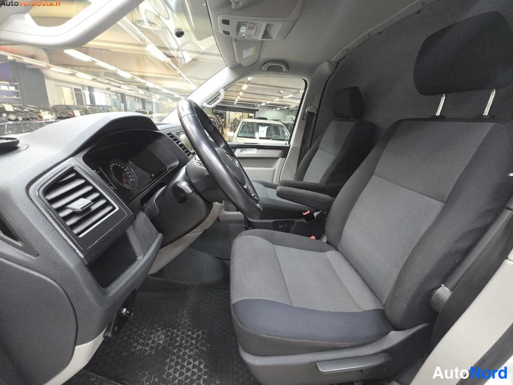 Valkoinen Volkswagen Transporter 2016, ohjaamo, kuva 9