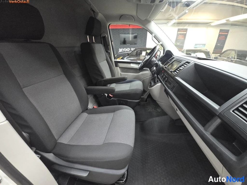 Valkoinen Volkswagen Transporter 2016, etuistuimet, kuva 10
