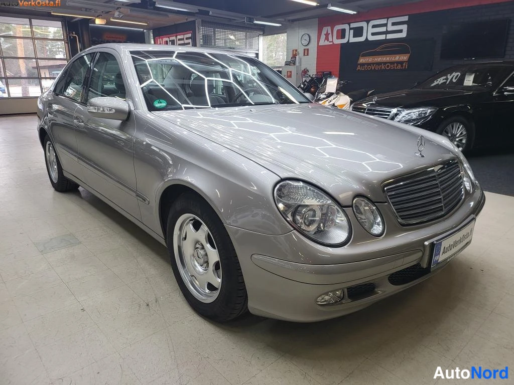 Harmaa Mercedes-Benz E 200 2003, etuviisto, keula oikealle, kuva 2