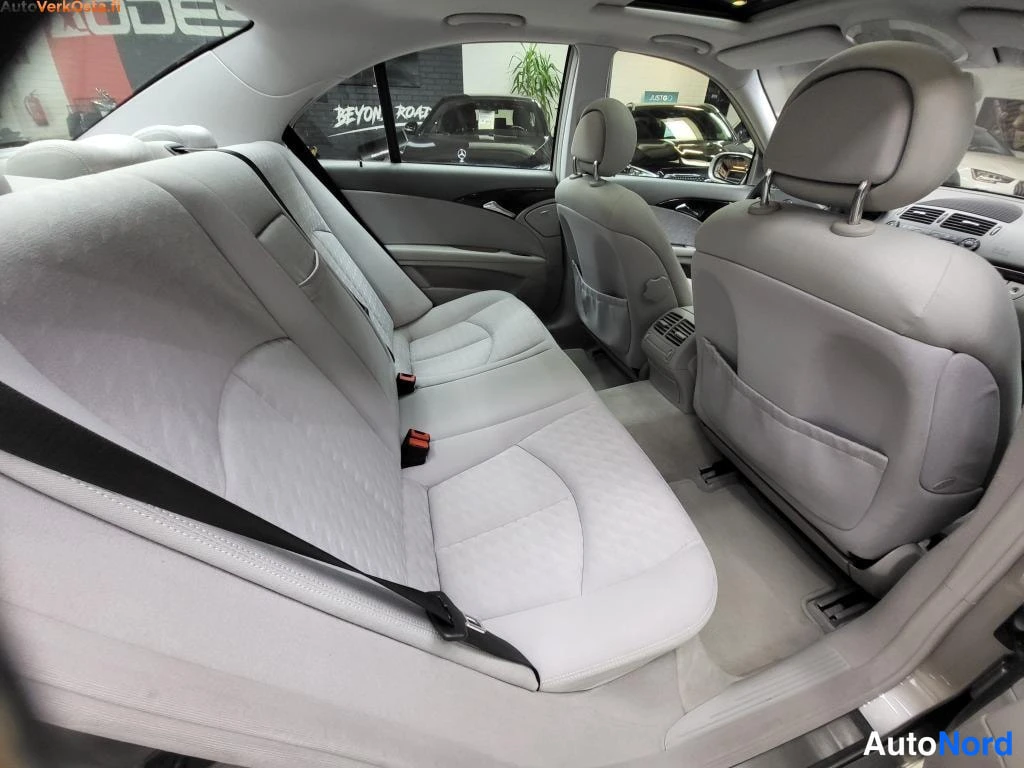 Harmaa Mercedes-Benz E 200 2003, takaistuimet, kuva 13