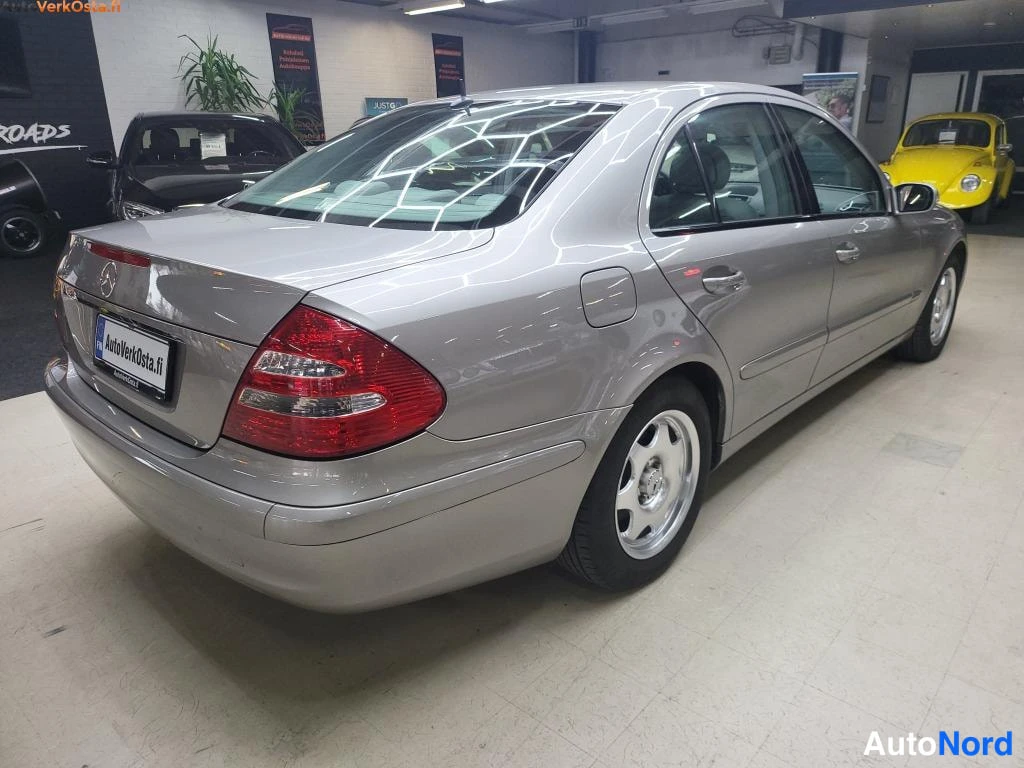 Harmaa Mercedes-Benz E 200 2003, takaviisto, kuva 5