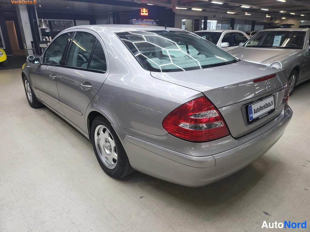 Harmaa Mercedes-Benz E 200 2003, takaviisto, kuva 4