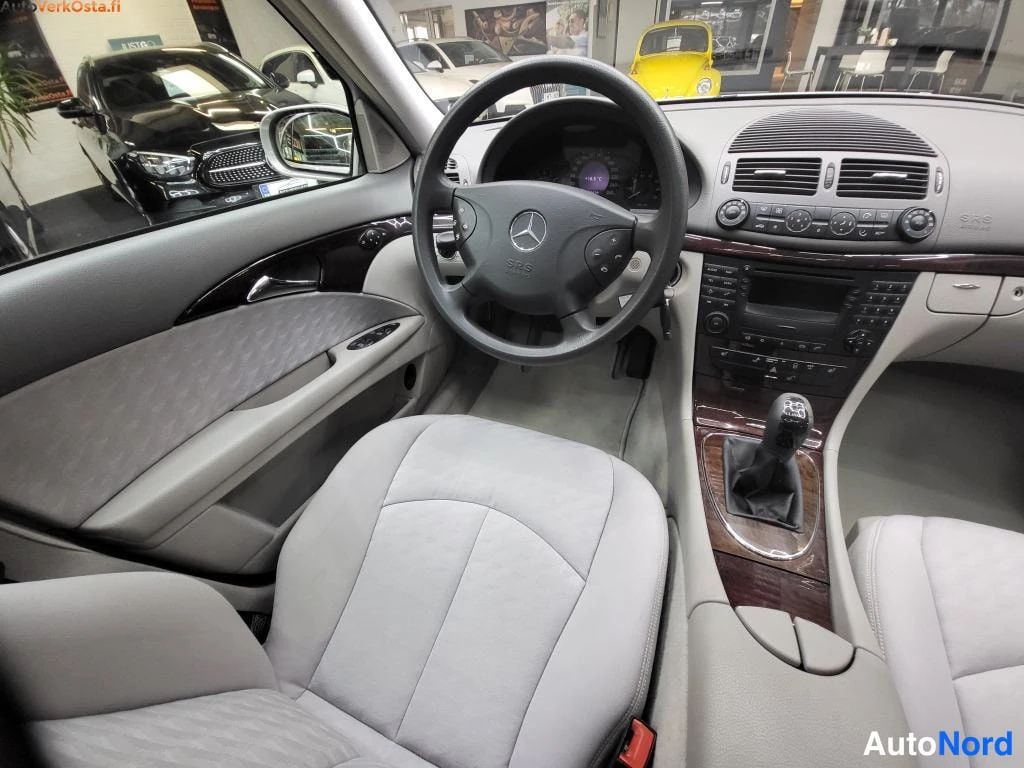 Harmaa Mercedes-Benz E 200 2003, ohjaamo, kuva 7