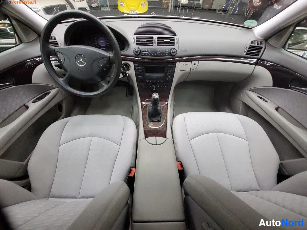 Harmaa Mercedes-Benz E 200 2003, ohjaamo, kuva 8