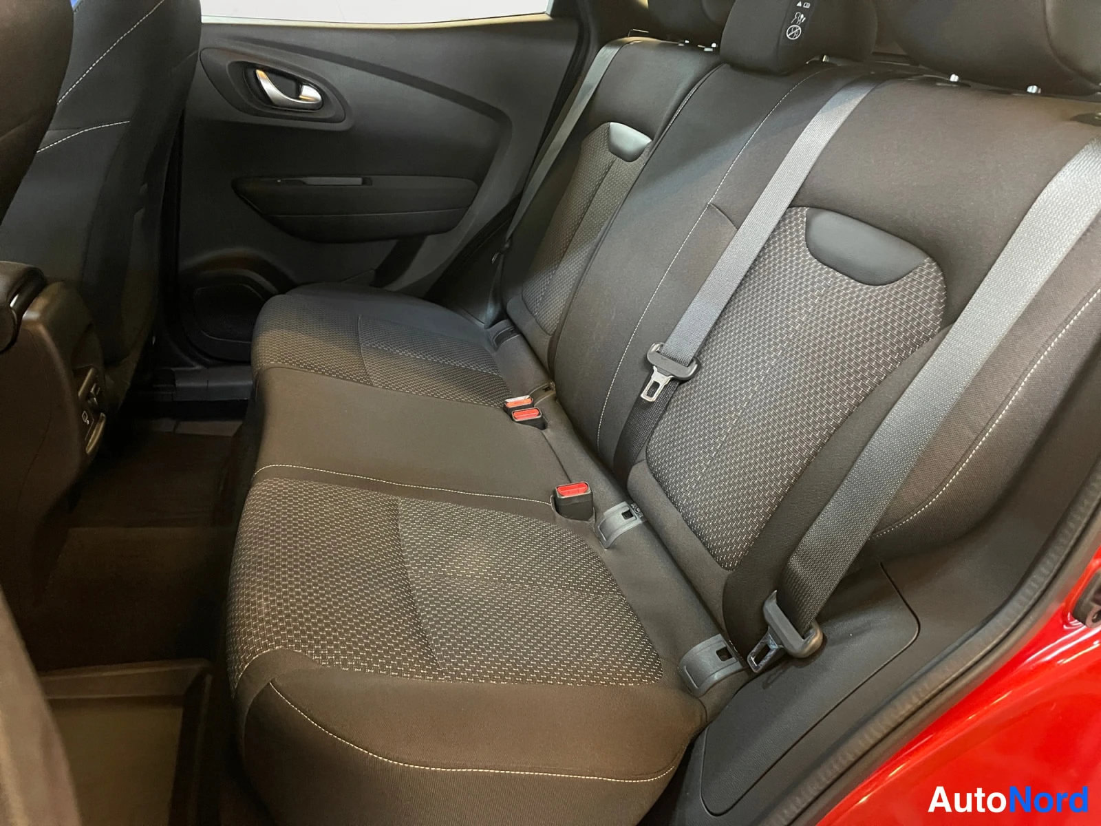 Punainen Renault Kadjar 2019, takaistuimet, kuva 13