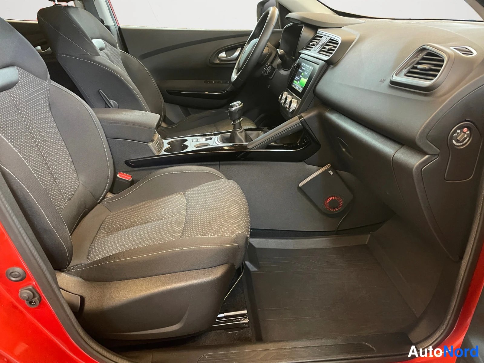 Punainen Renault Kadjar 2019, ohjaamo, kuva 12