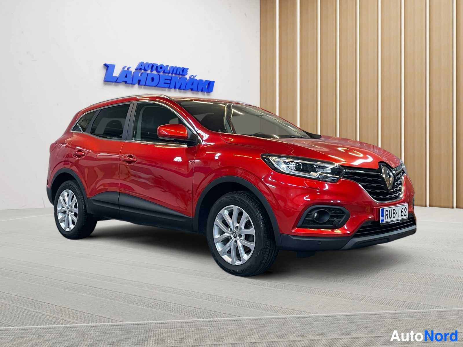 Punainen Renault Kadjar 2019, etuviisto, keula oikealle, kuva 2