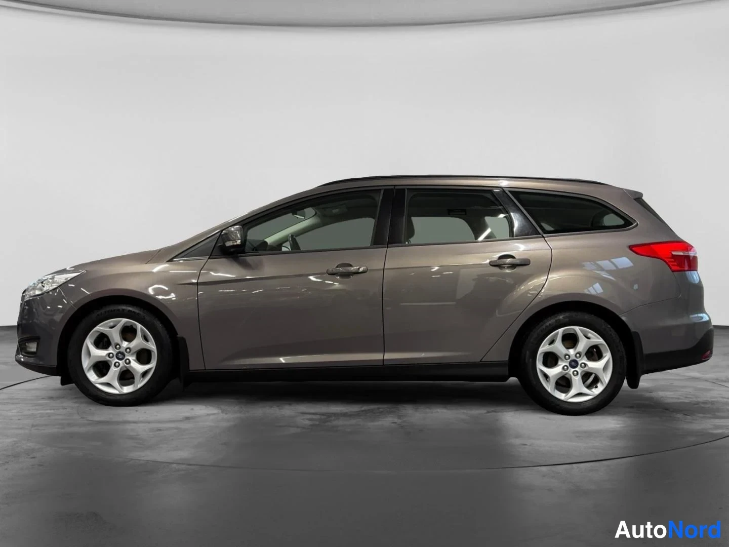 Harmaa Ford Focus 2015, sivulta, kuva 3
