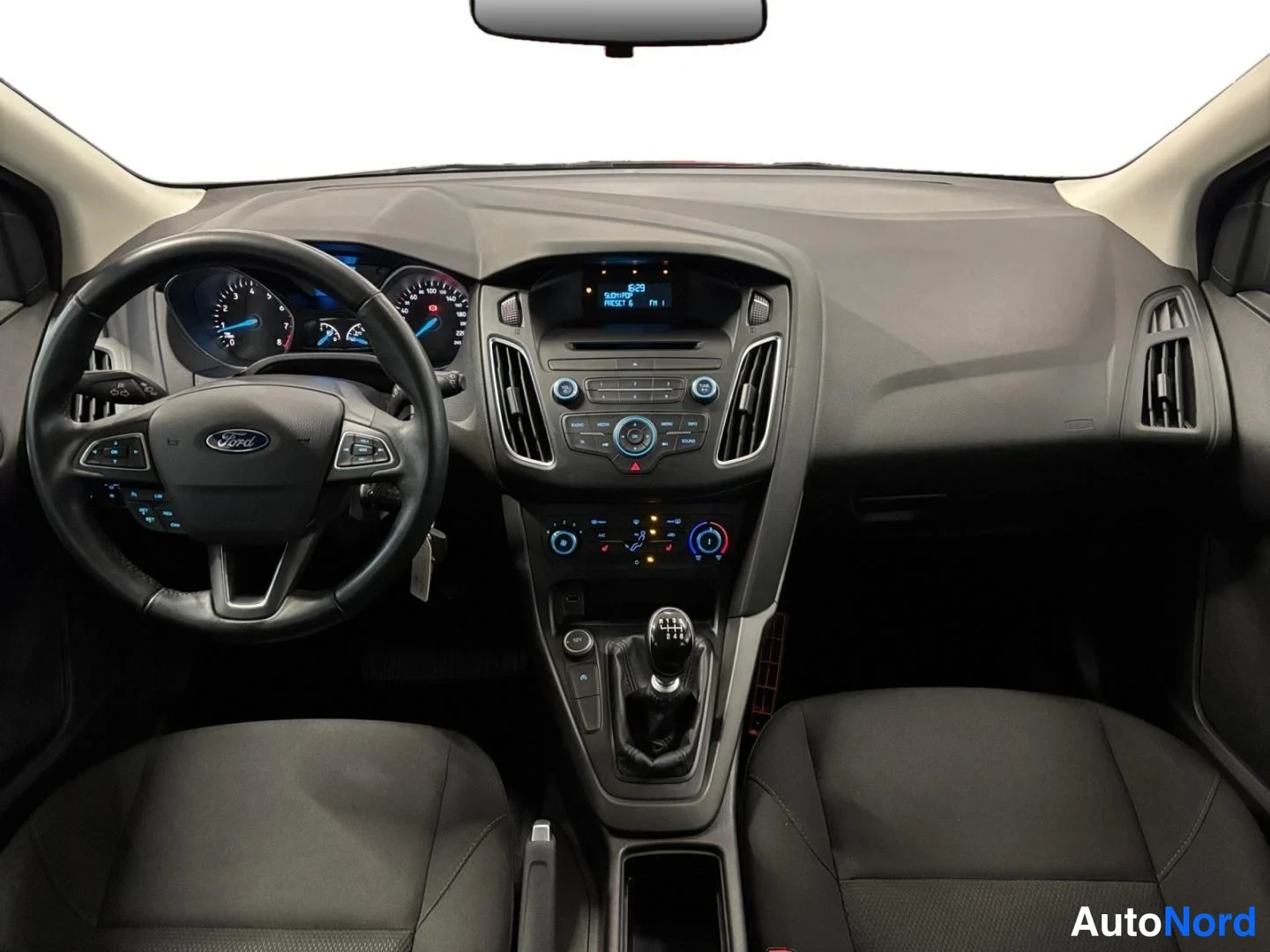 Harmaa Ford Focus 2015, ohjaamo, kuva 8