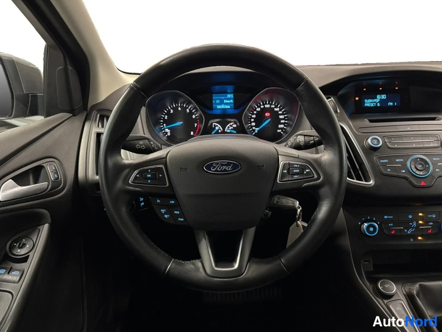 Harmaa Ford Focus 2015, ohjaamo, kuva 9