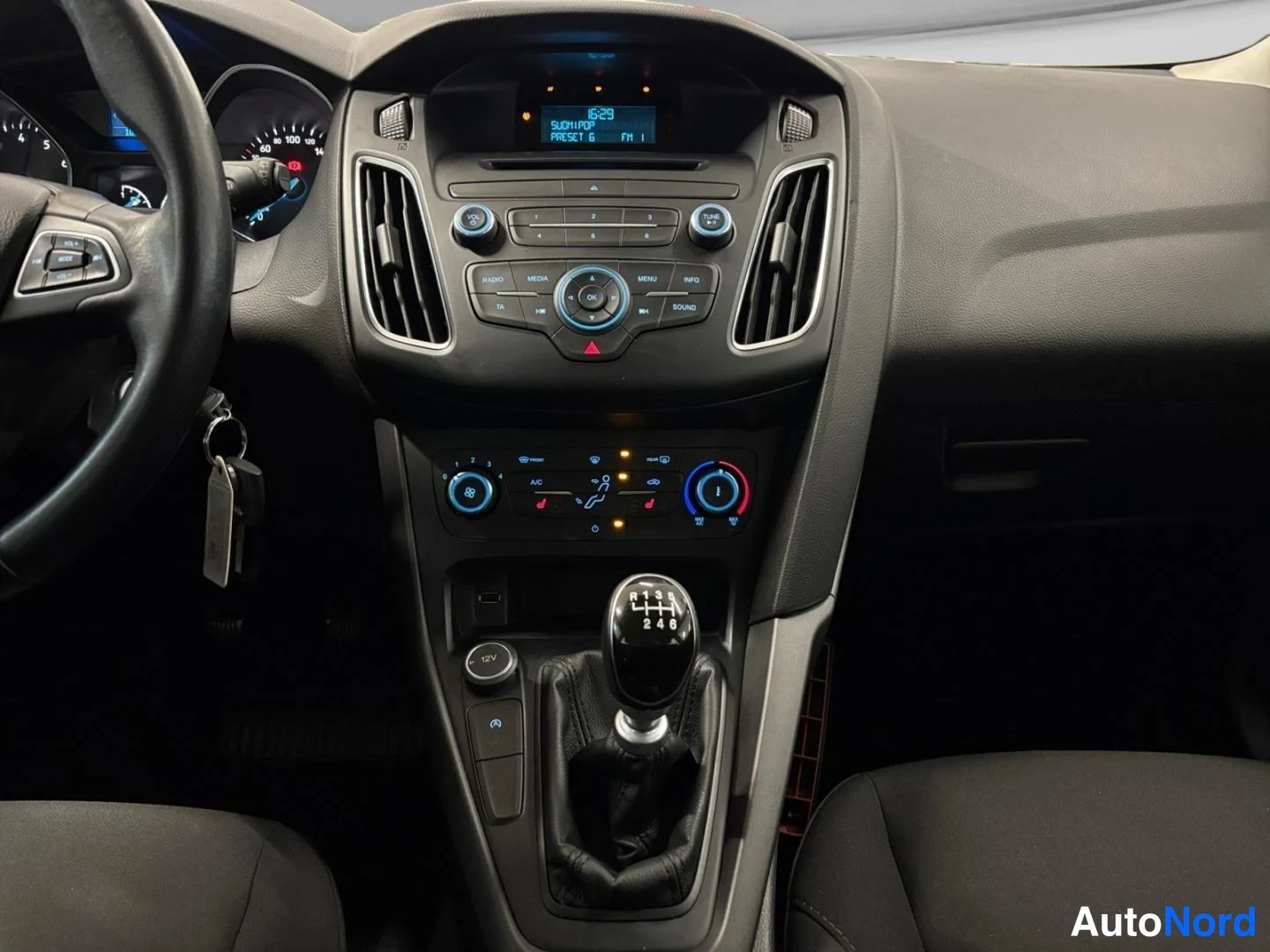 Harmaa Ford Focus 2015, ohjaamo, kuva 10