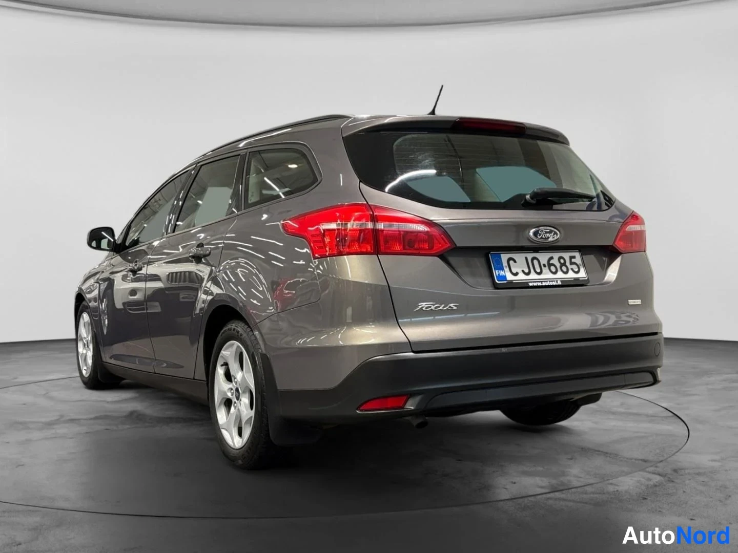 Harmaa Ford Focus 2015, takaviisto, kuva 5