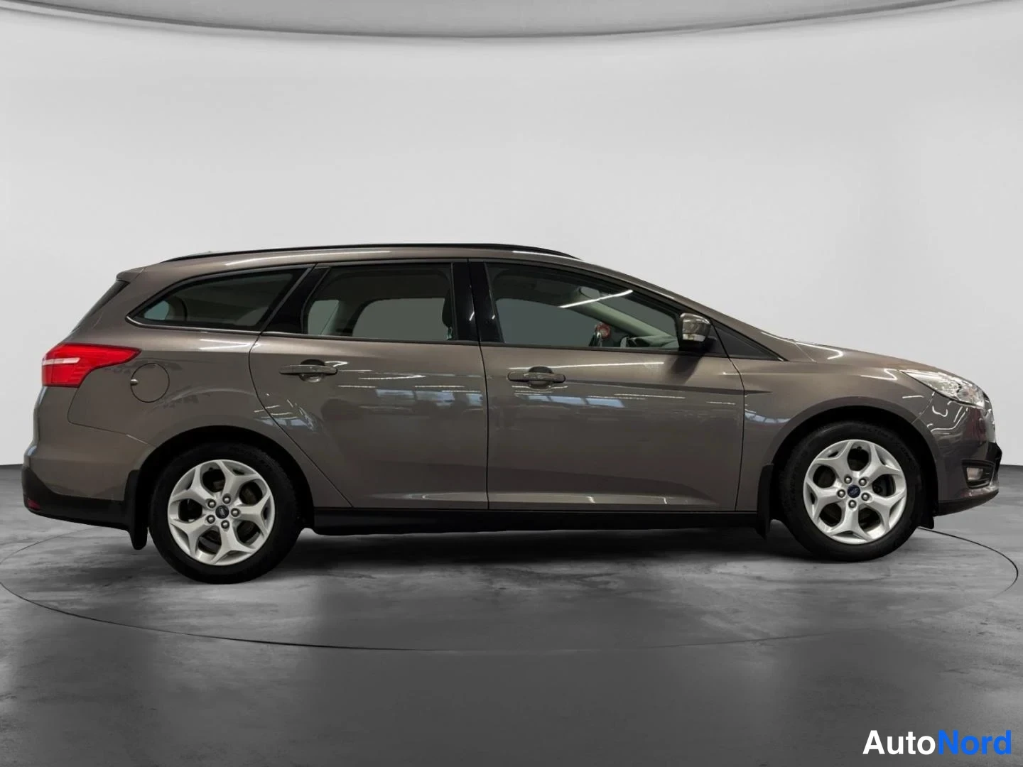 Harmaa Ford Focus 2015, sivulta, kuva 4