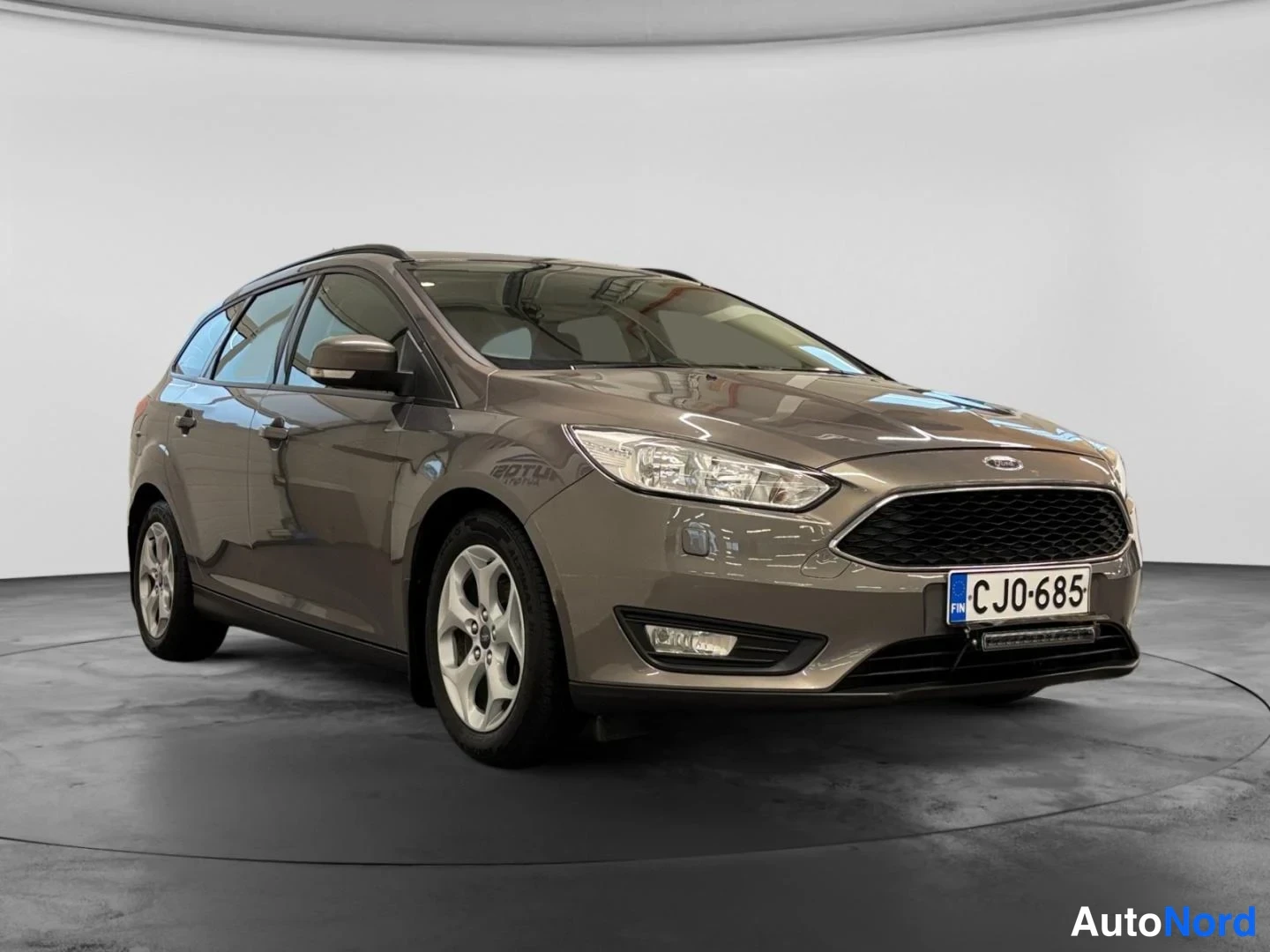 Harmaa Ford Focus 2015, etuviisto, keula oikealle, kuva 2